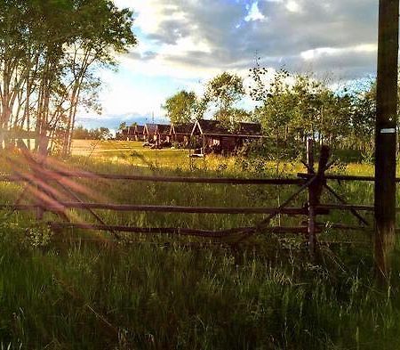 Flying U Ranch Hotel Seventy Mile House Eksteriør billede
