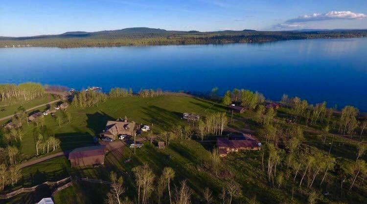 Flying U Ranch Hotel Seventy Mile House Eksteriør billede